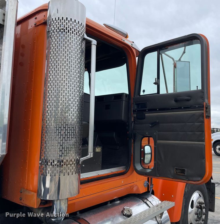 image for item DS5490 1997 International 9200 semi truck