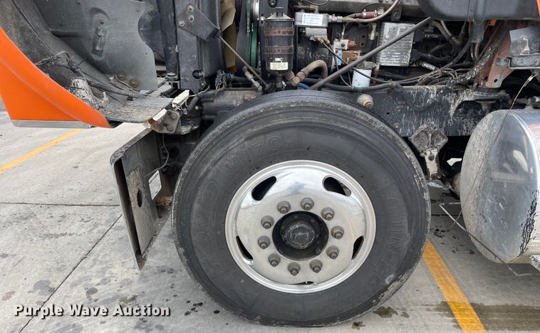 image for item DS5490 1997 International 9200 semi truck