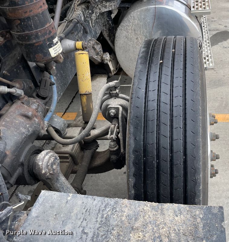 image for item DS5490 1997 International 9200 semi truck