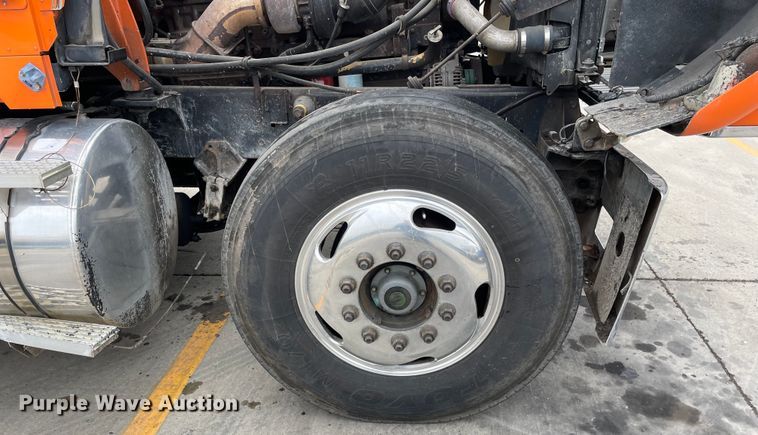 image for item DS5490 1997 International 9200 semi truck