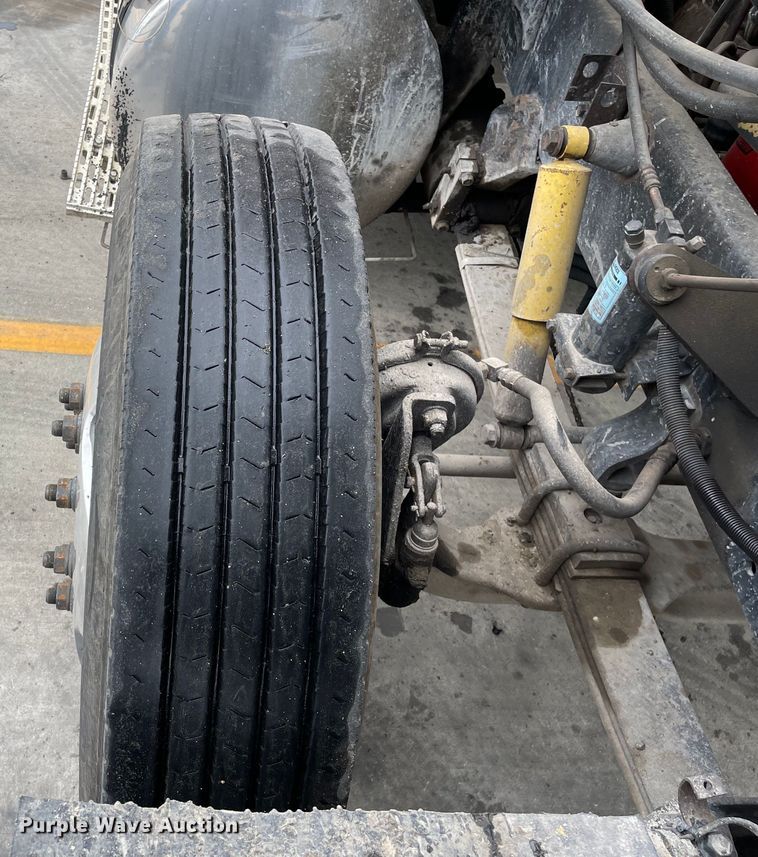 image for item DS5490 1997 International 9200 semi truck