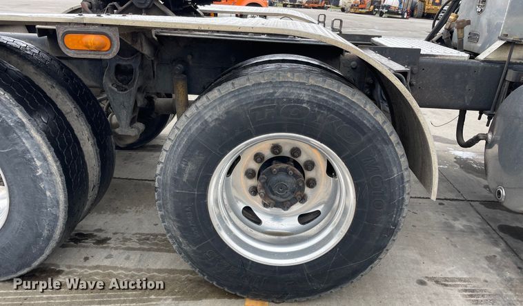 image for item DS5490 1997 International 9200 semi truck