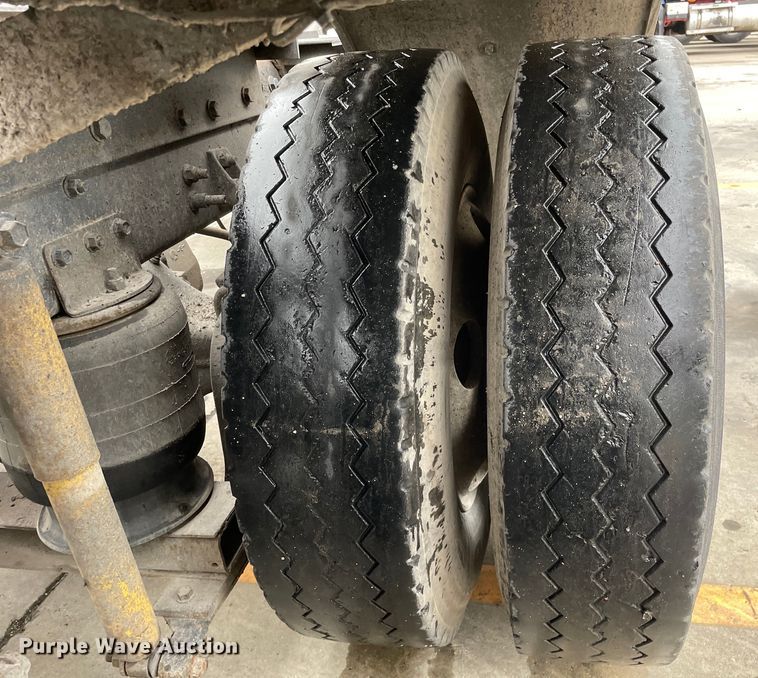 image for item DS5490 1997 International 9200 semi truck