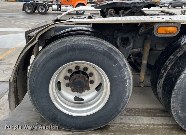 image for item DS5490 1997 International 9200 semi truck