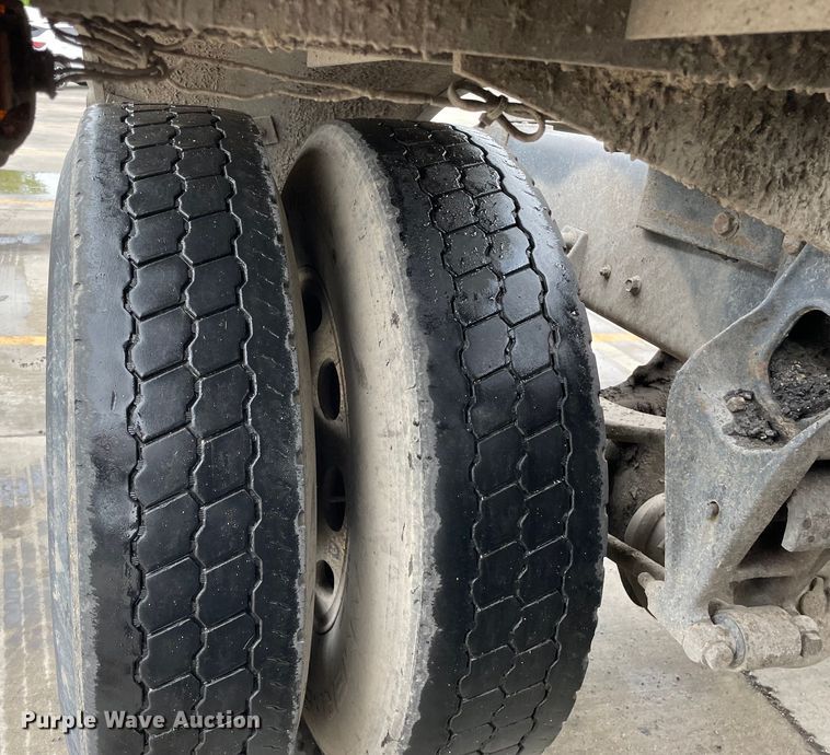 image for item DS5490 1997 International 9200 semi truck