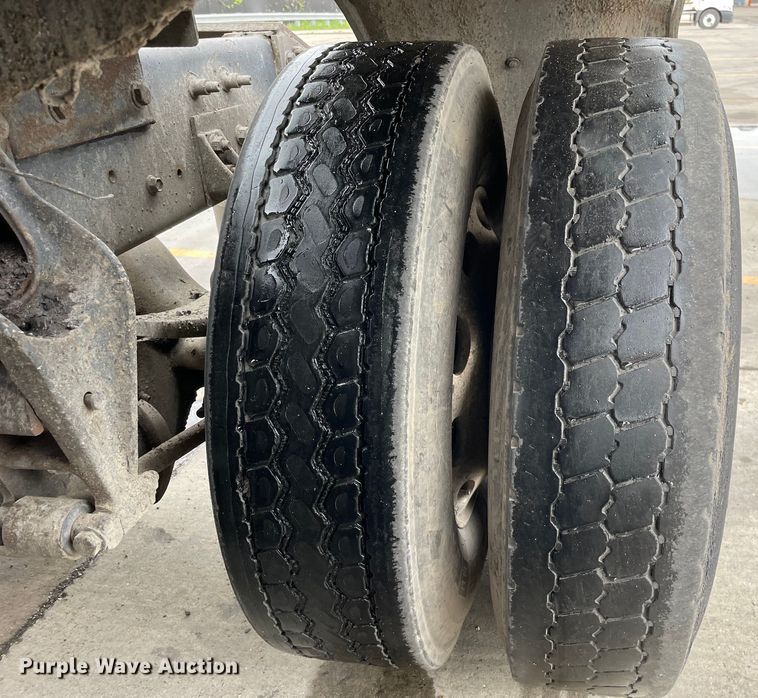 image for item DS5490 1997 International 9200 semi truck