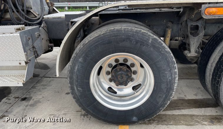 image for item DS5490 1997 International 9200 semi truck