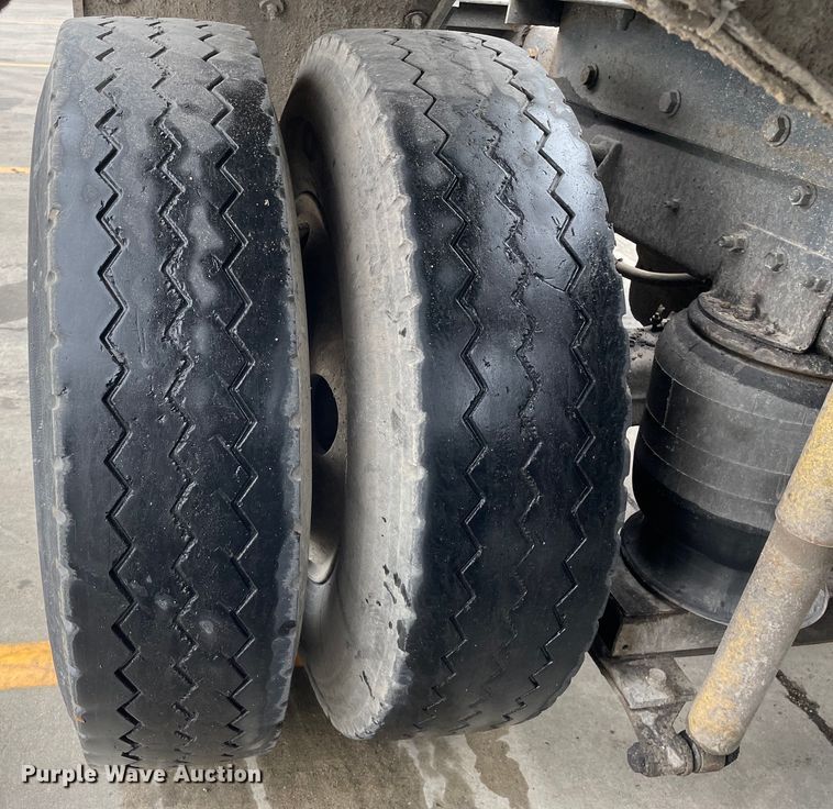 image for item DS5490 1997 International 9200 semi truck