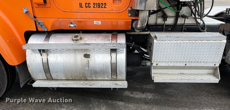 image for item DS5491 1998 International 9300 semi truck