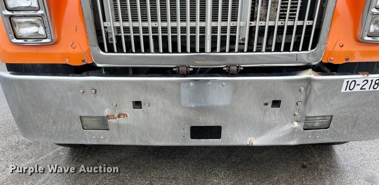 image for item DS5491 1998 International 9300 semi truck