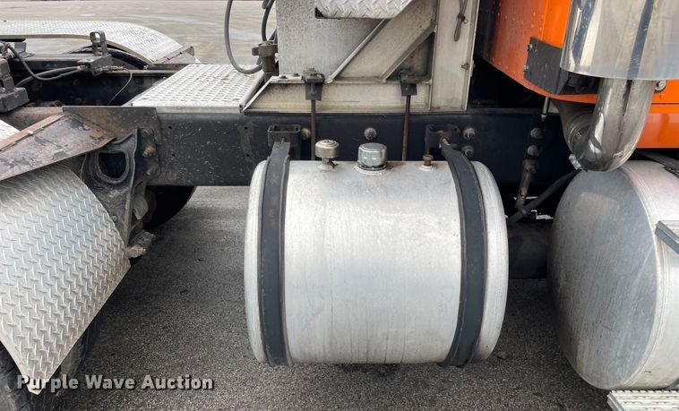 image for item DS5491 1998 International 9300 semi truck