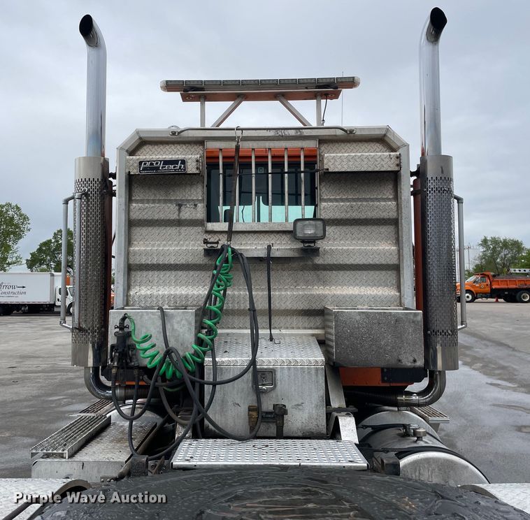 image for item DS5491 1998 International 9300 semi truck