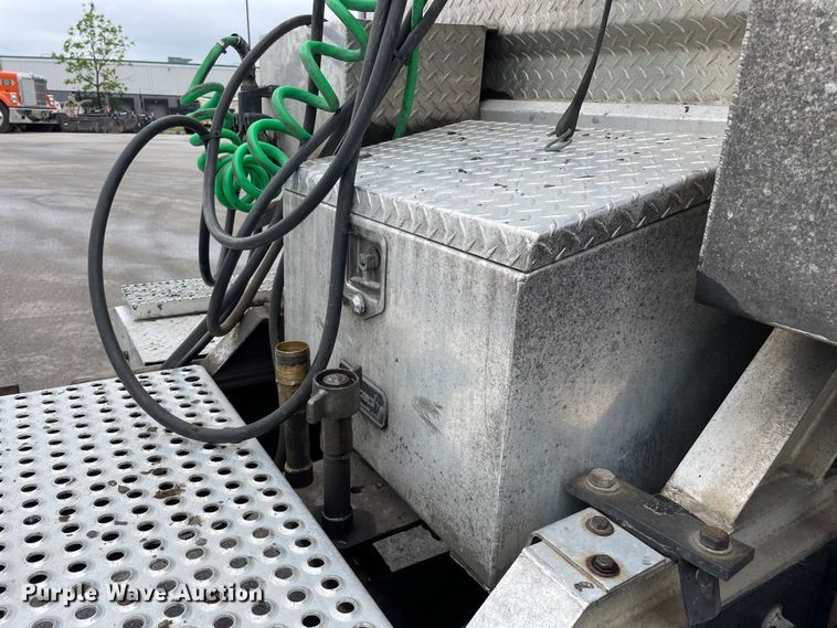 image for item DS5491 1998 International 9300 semi truck