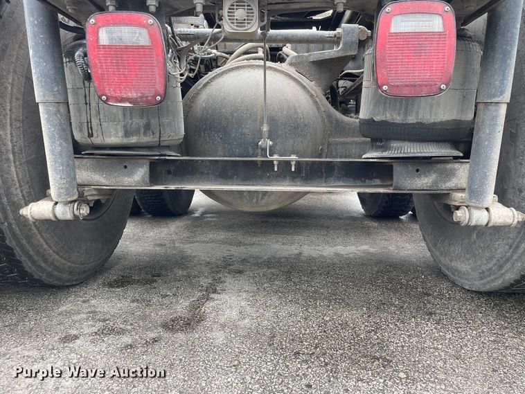 image for item DS5491 1998 International 9300 semi truck