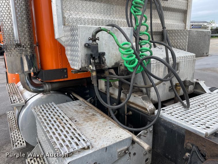 image for item DS5491 1998 International 9300 semi truck