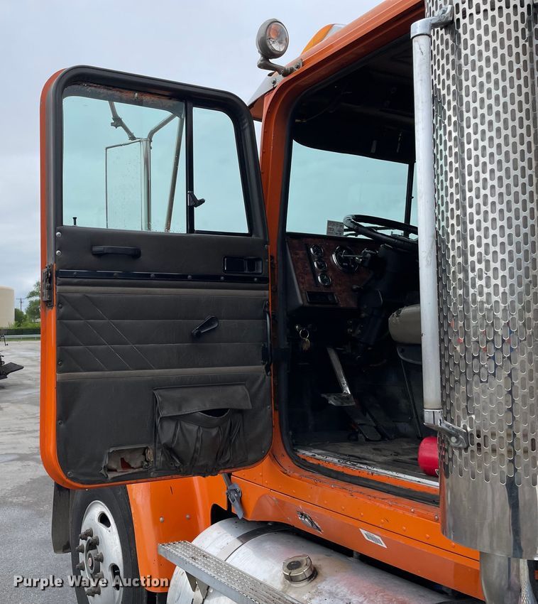 image for item DS5491 1998 International 9300 semi truck