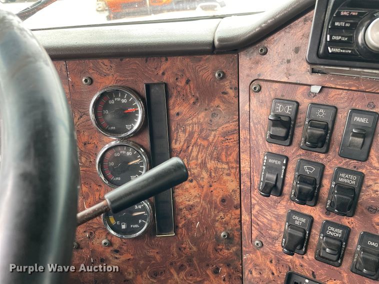 image for item DS5491 1998 International 9300 semi truck