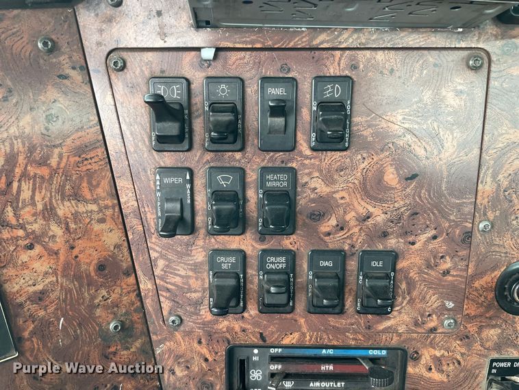 image for item DS5491 1998 International 9300 semi truck