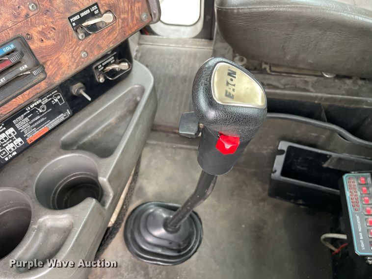 image for item DS5491 1998 International 9300 semi truck