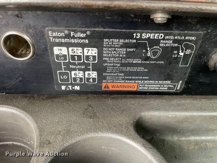 image for item DS5491 1998 International 9300 semi truck