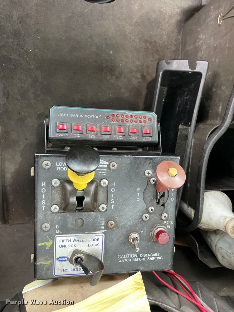 image for item DS5491 1998 International 9300 semi truck