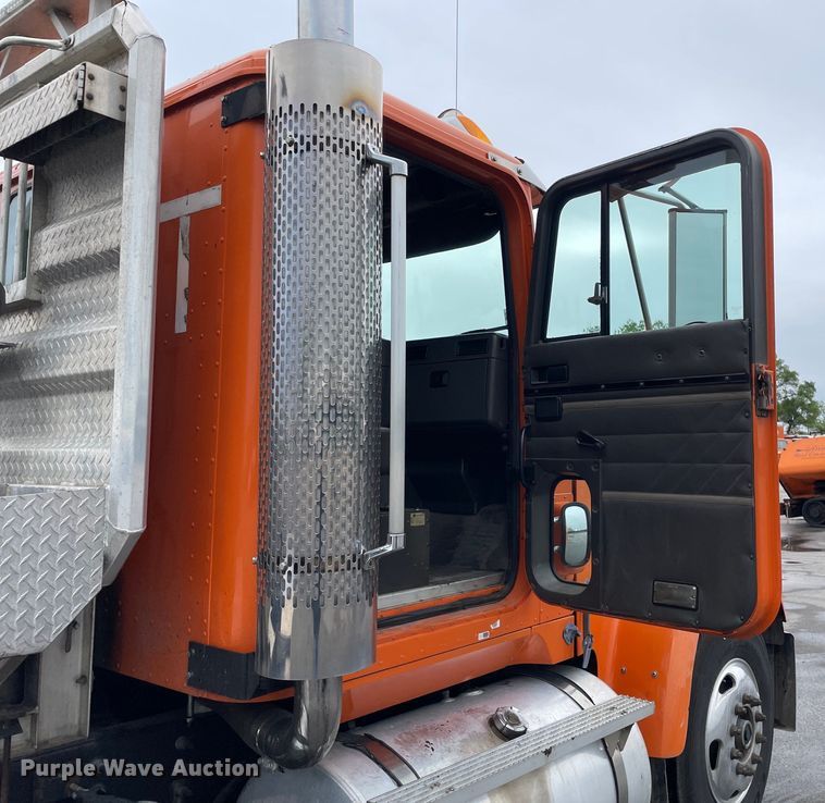 image for item DS5491 1998 International 9300 semi truck