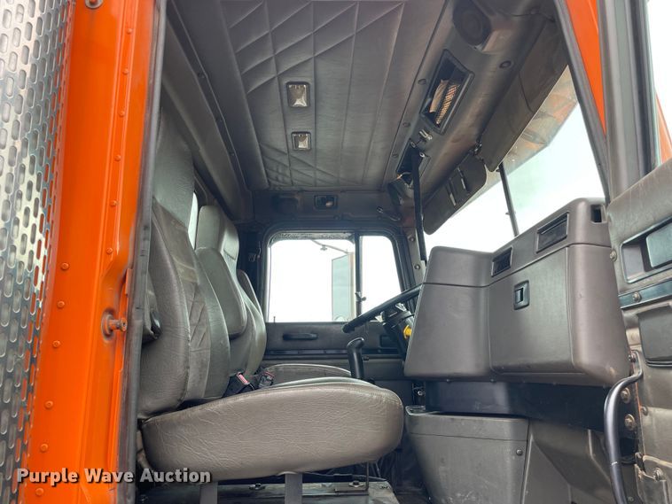 image for item DS5491 1998 International 9300 semi truck