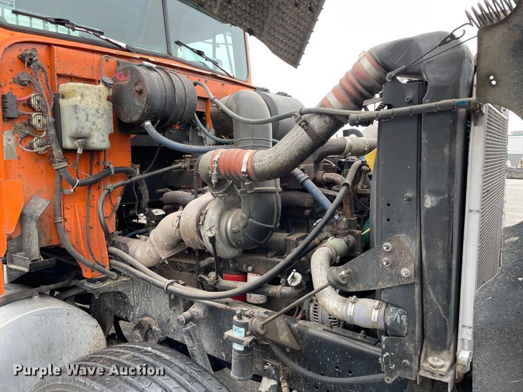 image for item DS5491 1998 International 9300 semi truck