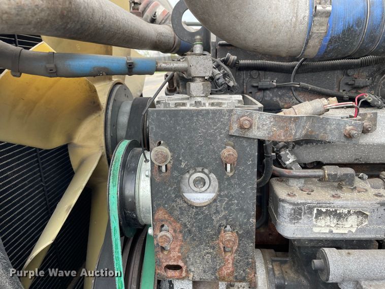 image for item DS5491 1998 International 9300 semi truck