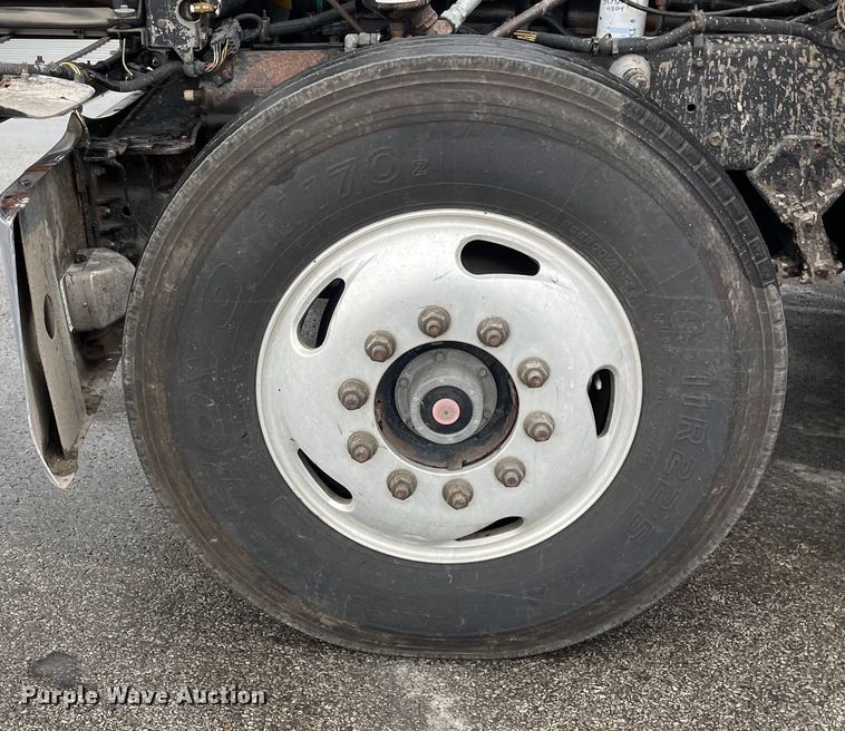 image for item DS5491 1998 International 9300 semi truck