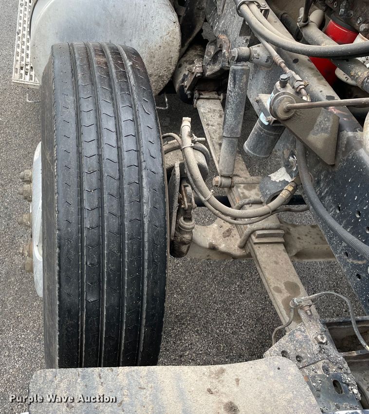 image for item DS5491 1998 International 9300 semi truck