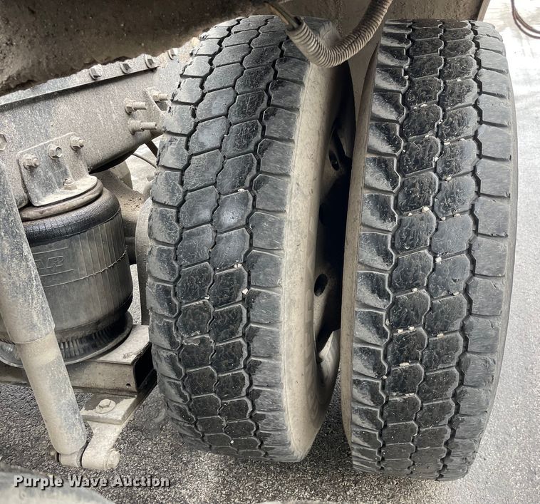 image for item DS5491 1998 International 9300 semi truck