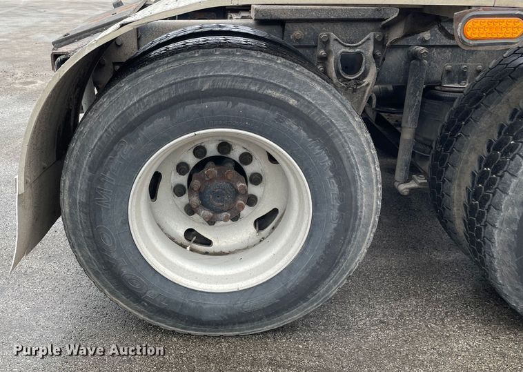 image for item DS5491 1998 International 9300 semi truck