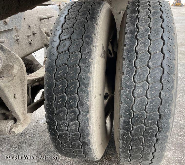 image for item DS5491 1998 International 9300 semi truck