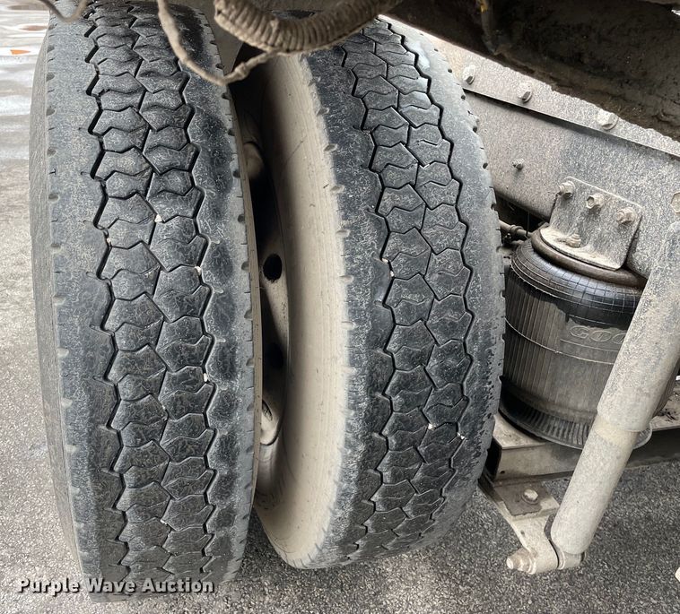 image for item DS5491 1998 International 9300 semi truck