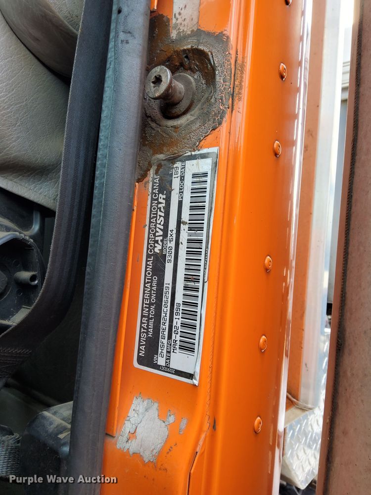 image for item DS5491 1998 International 9300 semi truck