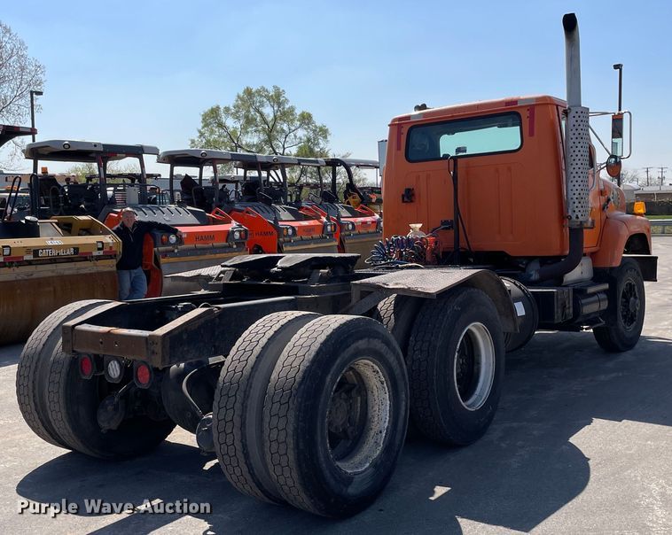 image for item DS5502 1999 International  2674 semi truck