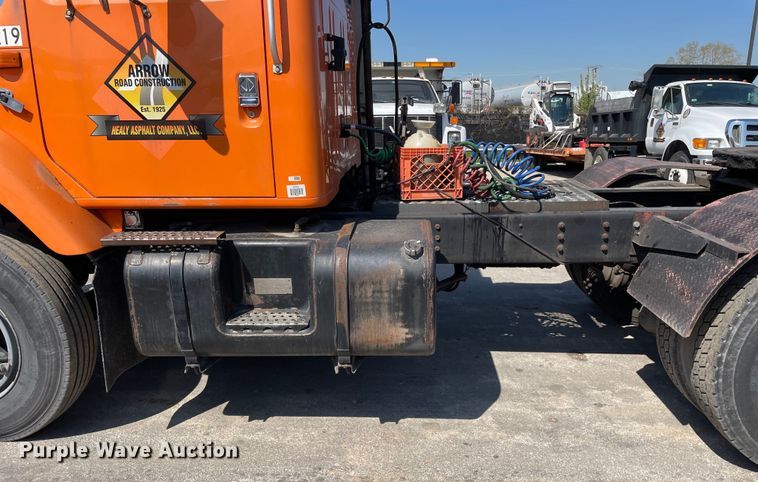 image for item DS5502 1999 International  2674 semi truck