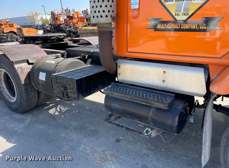 image for item DS5502 1999 International  2674 semi truck