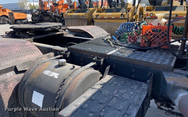 image for item DS5502 1999 International  2674 semi truck