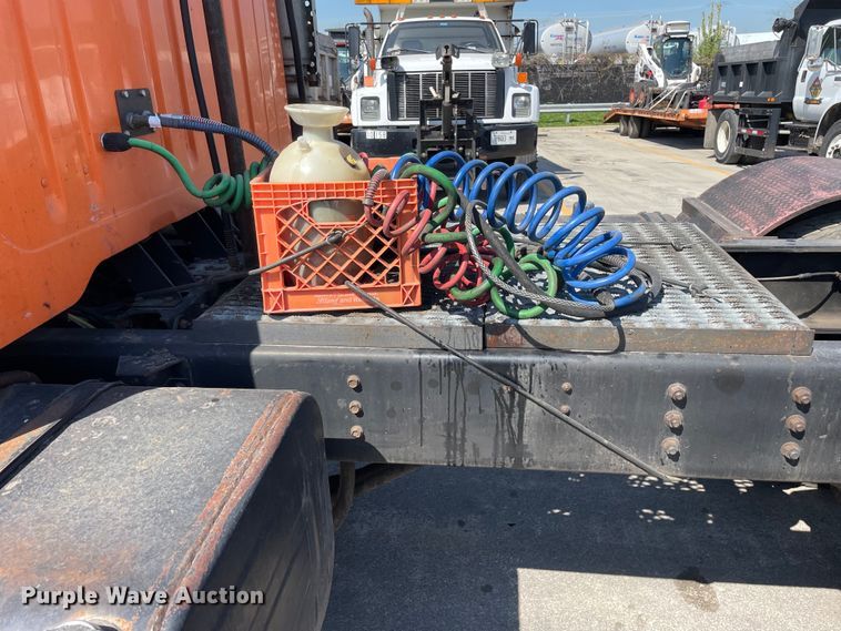 image for item DS5502 1999 International  2674 semi truck