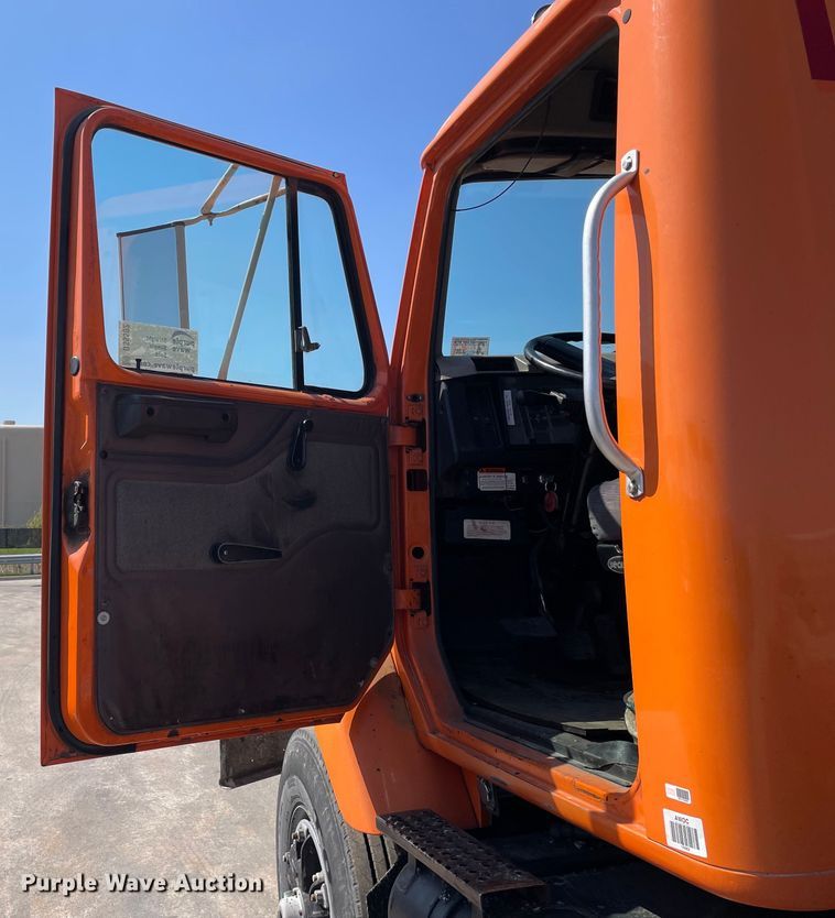 image for item DS5502 1999 International  2674 semi truck