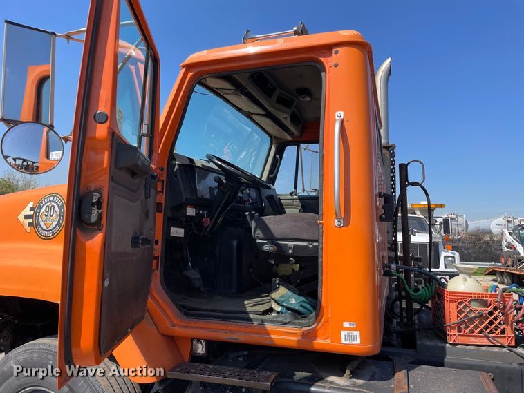 image for item DS5502 1999 International  2674 semi truck