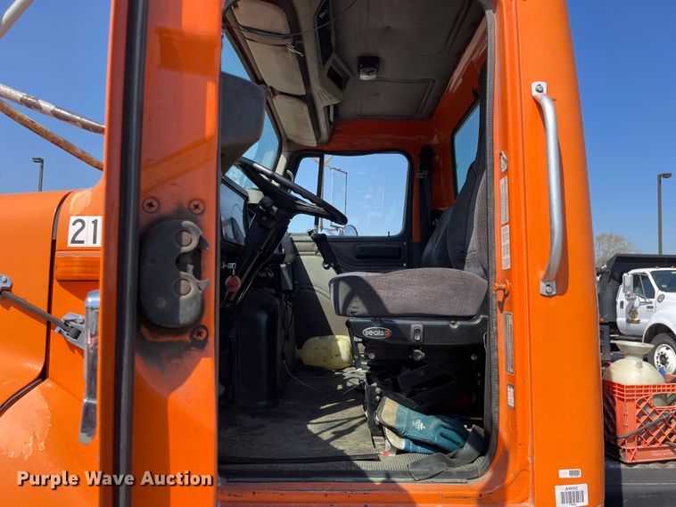 image for item DS5502 1999 International  2674 semi truck