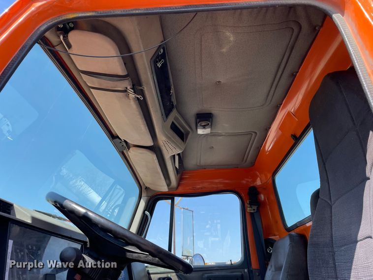 image for item DS5502 1999 International  2674 semi truck