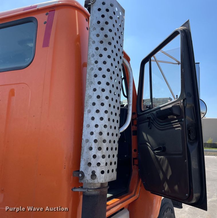 image for item DS5502 1999 International  2674 semi truck