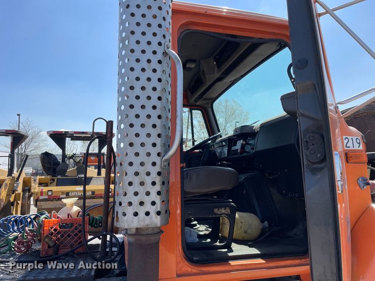 image for item DS5502 1999 International  2674 semi truck