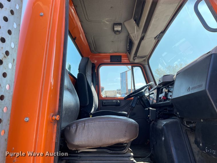 image for item DS5502 1999 International  2674 semi truck