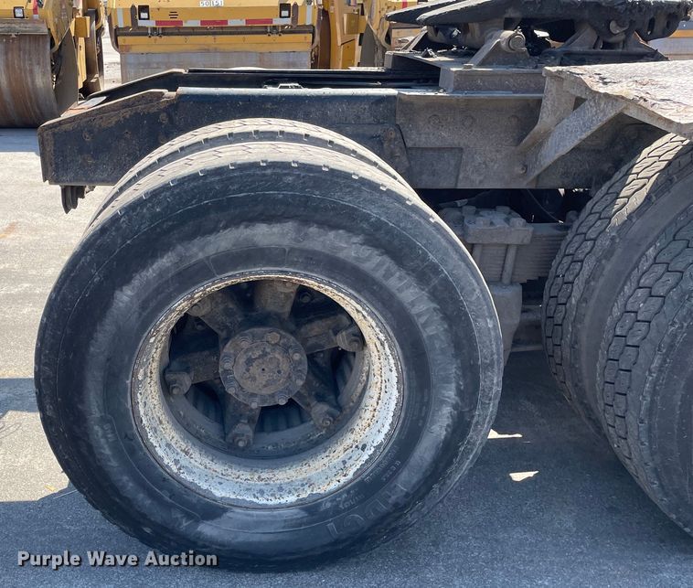 image for item DS5502 1999 International  2674 semi truck