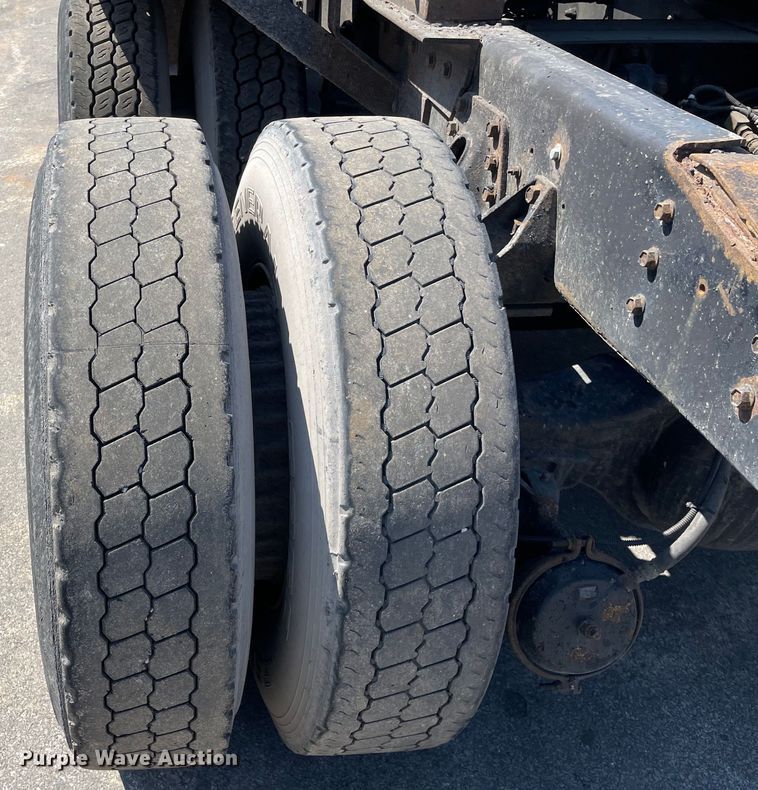 image for item DS5502 1999 International  2674 semi truck